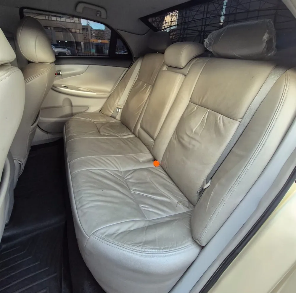 Sedã Toyota Corolla GLI 2013 en Caracas — foto 12