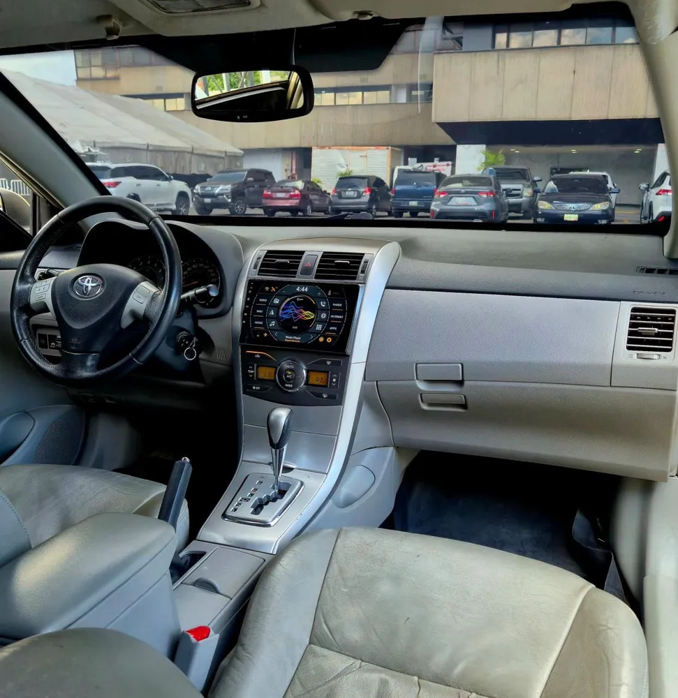 Sedã Toyota Corolla GLI 2013 en Caracas — foto 13