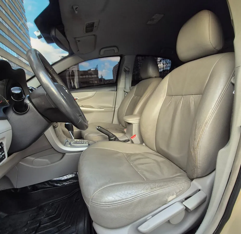 Sedã Toyota Corolla GLI 2013 en Caracas — foto 15
