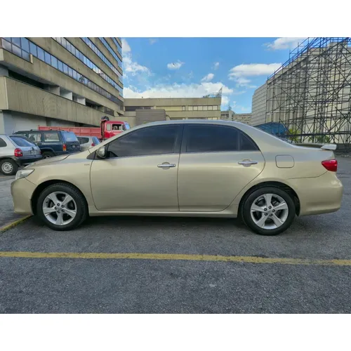 Sedã Toyota Corolla GLI 2013 en Caracas — foto 8