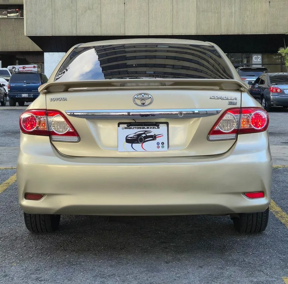Sedã Toyota Corolla GLI 2013 en Caracas — foto 9