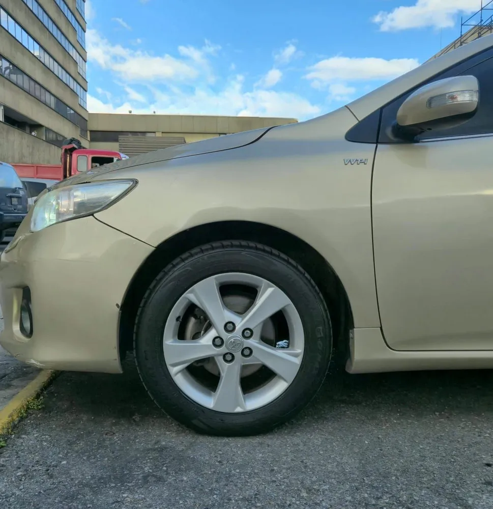 Sedã Toyota Corolla GLI 2013 en Caracas — foto 10