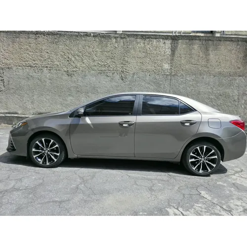 Sedã Toyota Corolla SE 2017 en Caracas — foto 2