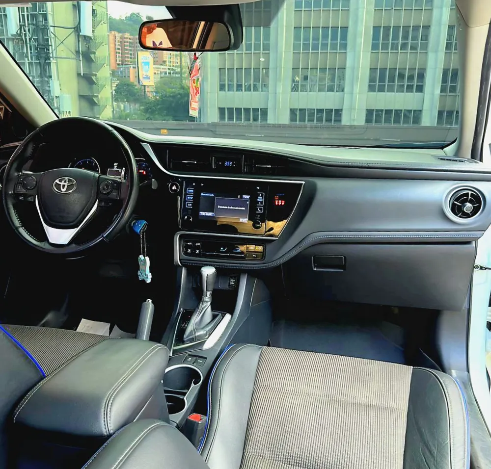 Sedã Toyota Corolla SE 2018 en Caracas — foto 14