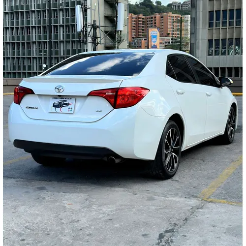 Sedã Toyota Corolla SE 2018 en Caracas — foto 8