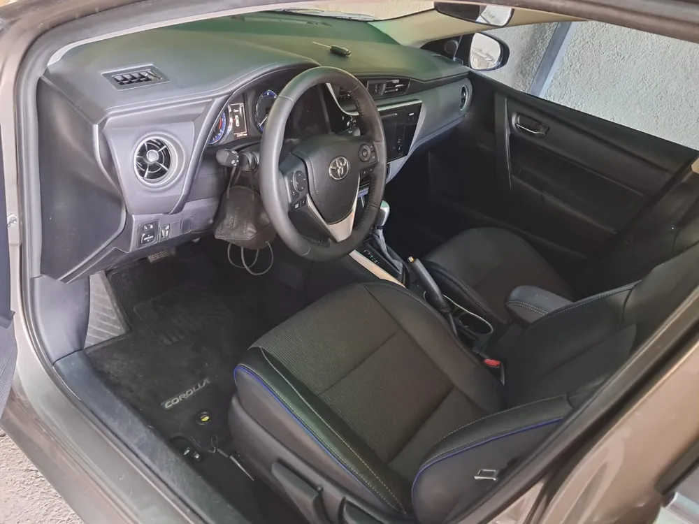 Sedã Toyota Corolla SE 2017 en Caracas — foto 9