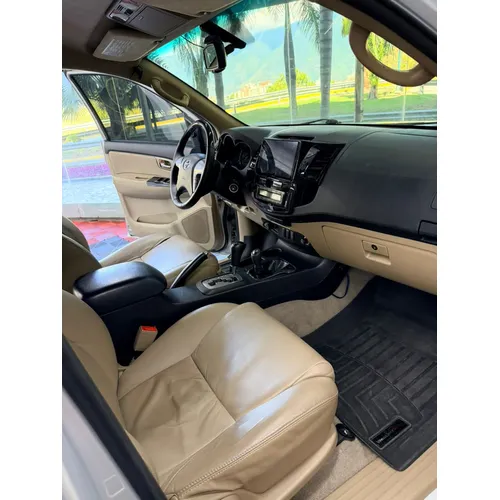 Caminhonete Toyota Fortuner 2017 en Caracas — foto 7