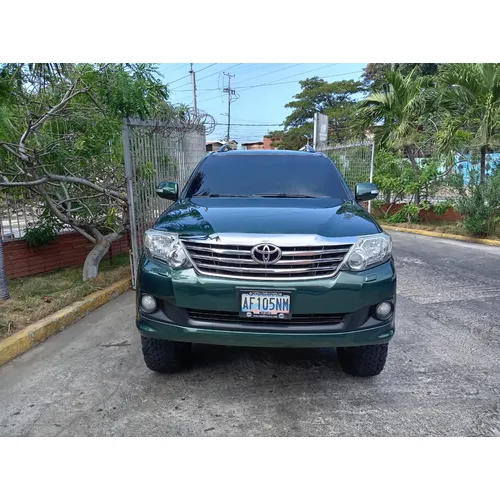 Caminhonete Toyota Fortuner SR 2013 en La Guaira — foto 2