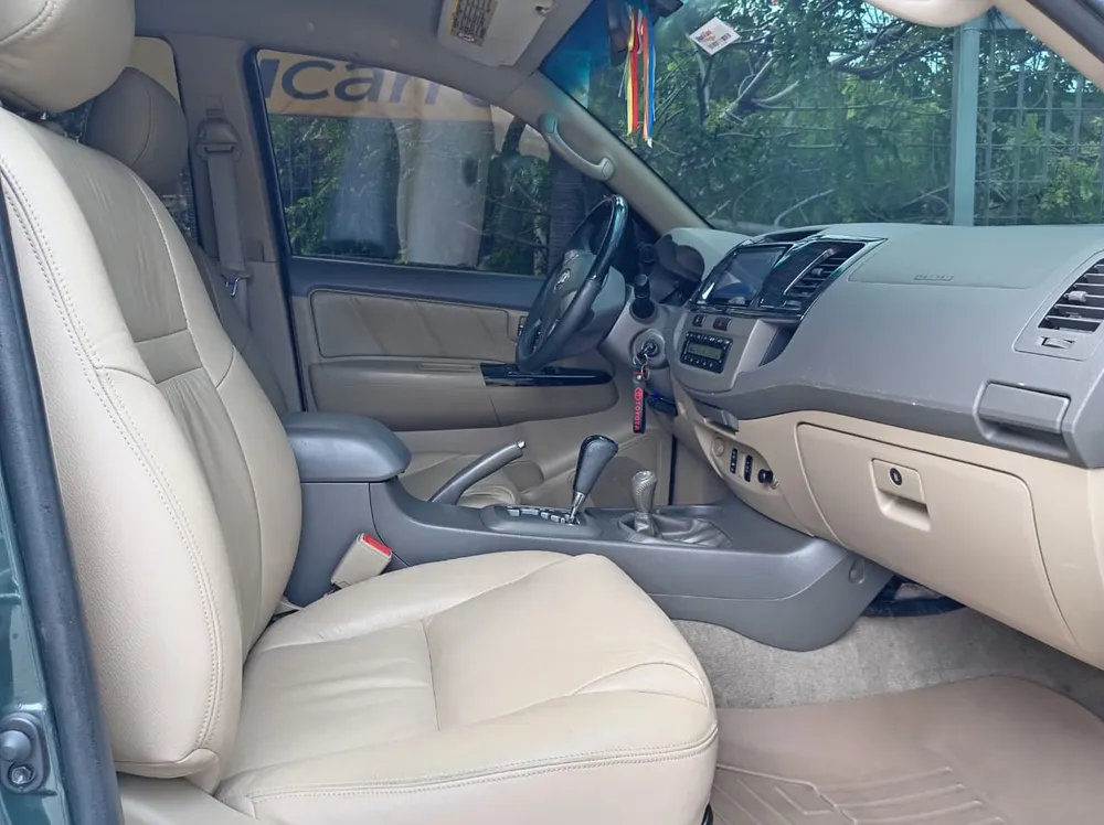 Caminhonete Toyota Fortuner SR 2013 en La Guaira — foto 11