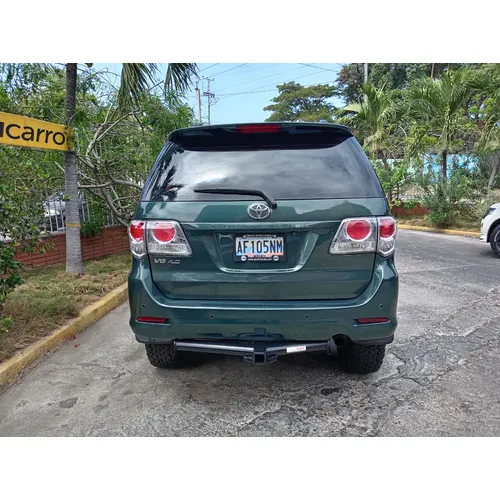 Caminhonete Toyota Fortuner SR 2013 en La Guaira — foto 5