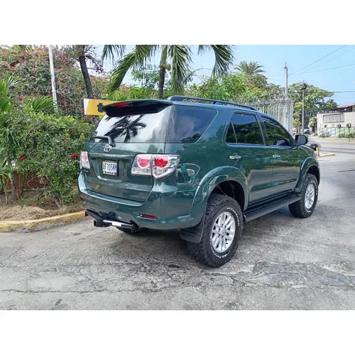 Caminhonete Toyota Fortuner SR 2013 en La Guaira — foto 6
