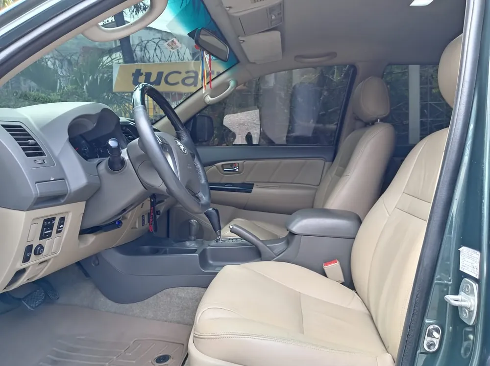 Caminhonete Toyota Fortuner SR 2013 en La Guaira — foto 9