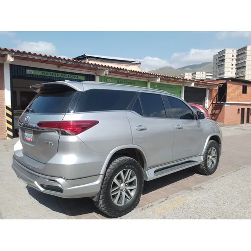 Caminhonete Toyota Fortuner SRX 2020 en Guarenas — foto 7