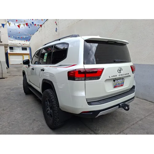 Off-Road Toyota Land Cruiser 300 2023 en Maracay — foto 3