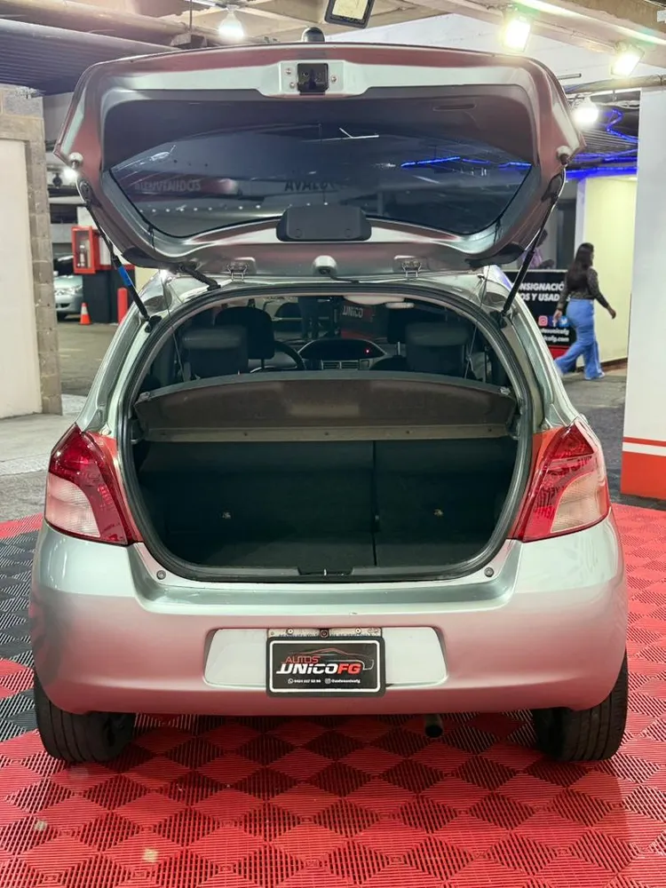 Hatchback Toyota Yaris 2006 en Caracas — foto 14