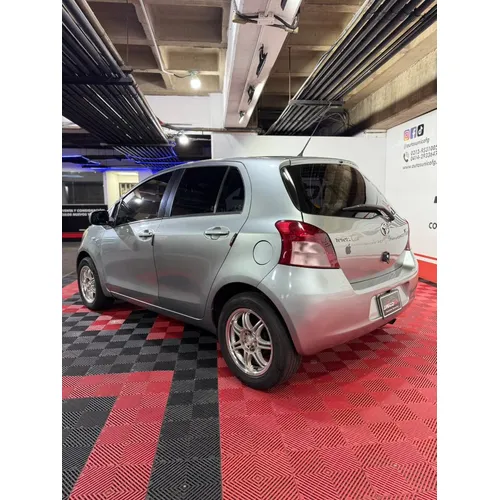 Hatchback Toyota Yaris 2006 en Caracas — foto 7
