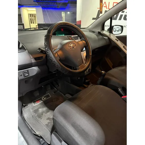 Hatchback Toyota Yaris 2006 en Caracas — foto 8