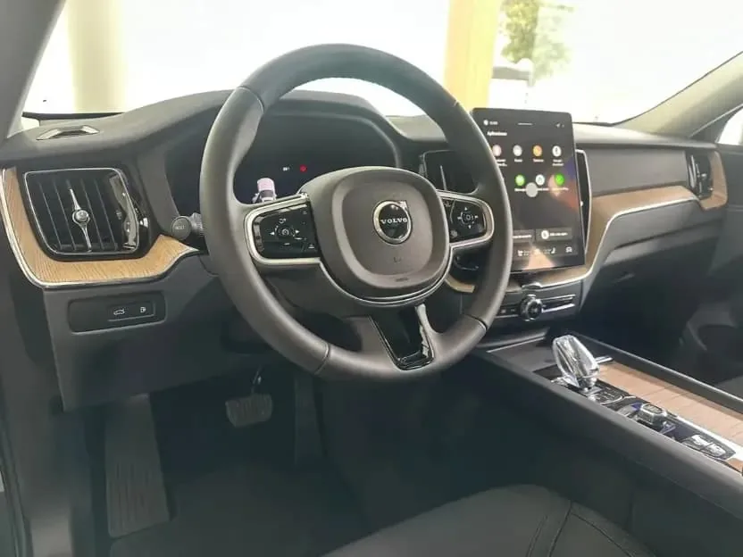 SUV Volvo XC 60 T6 2026 en Puerto Ordaz — foto 4