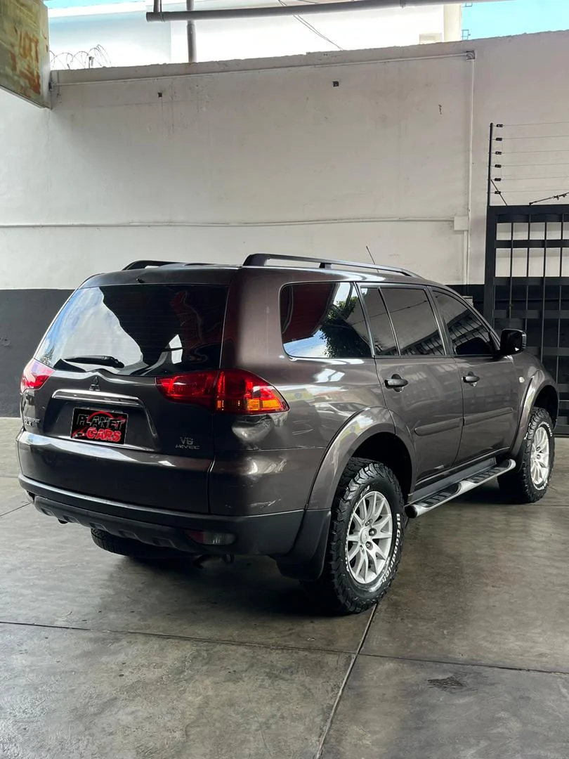 Caminhonete Mitsubishi Montero 2015 en Caracas — foto 4