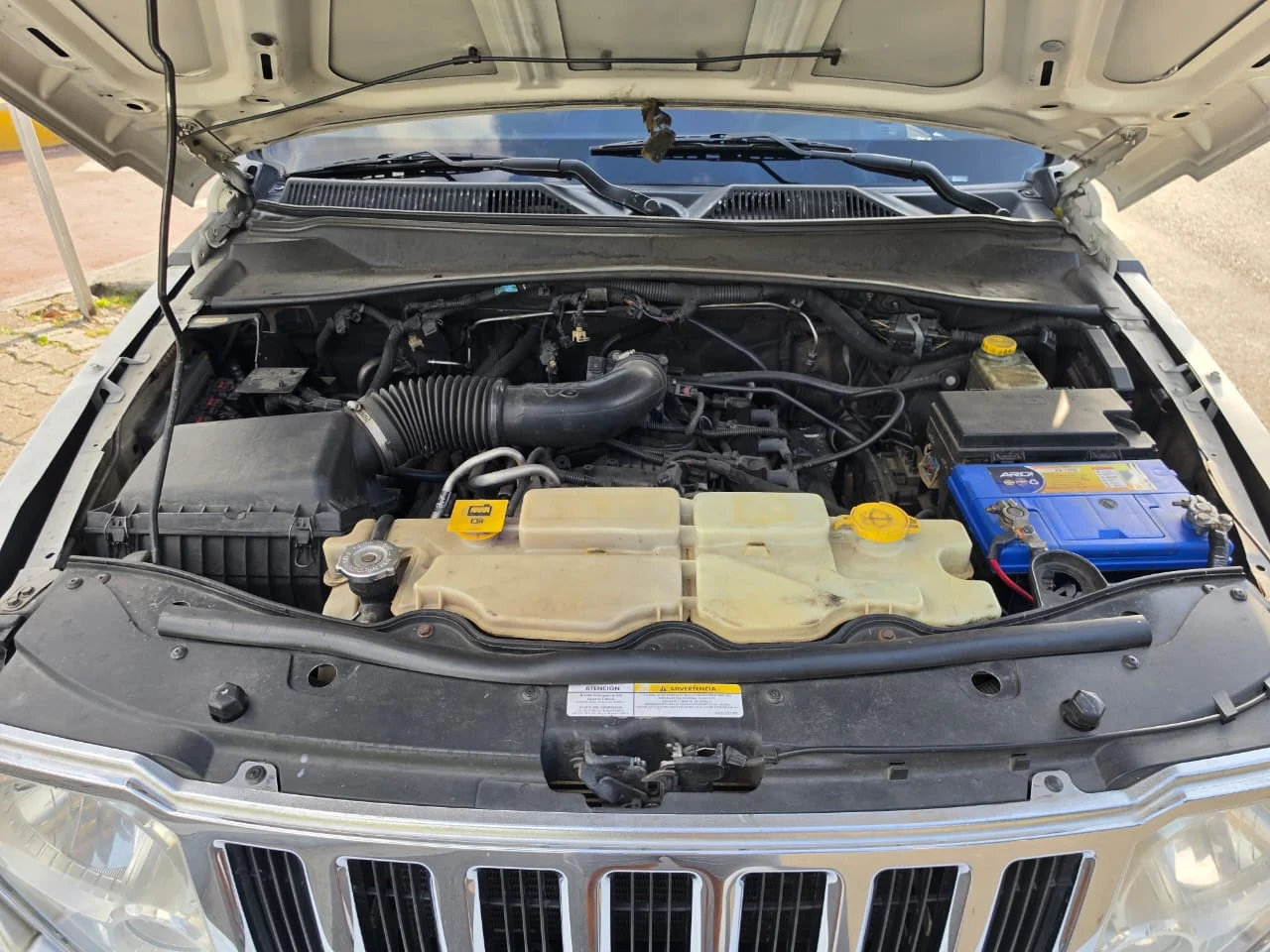 Caminhonete Jeep Liberty 2012 en Caracas — foto 5