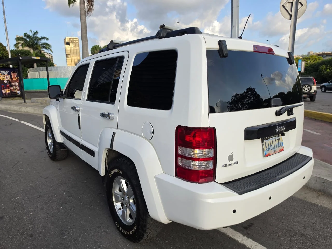 Caminhonete Jeep Liberty 2012 en Caracas — foto 2