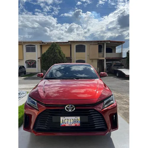 Sedã Toyota Yaris 2023 en Maracay — foto 2