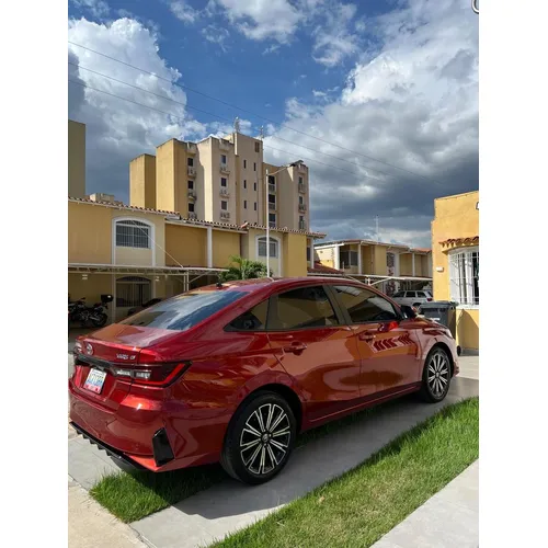 Sedã Toyota Yaris 2023 en Maracay — foto 3
