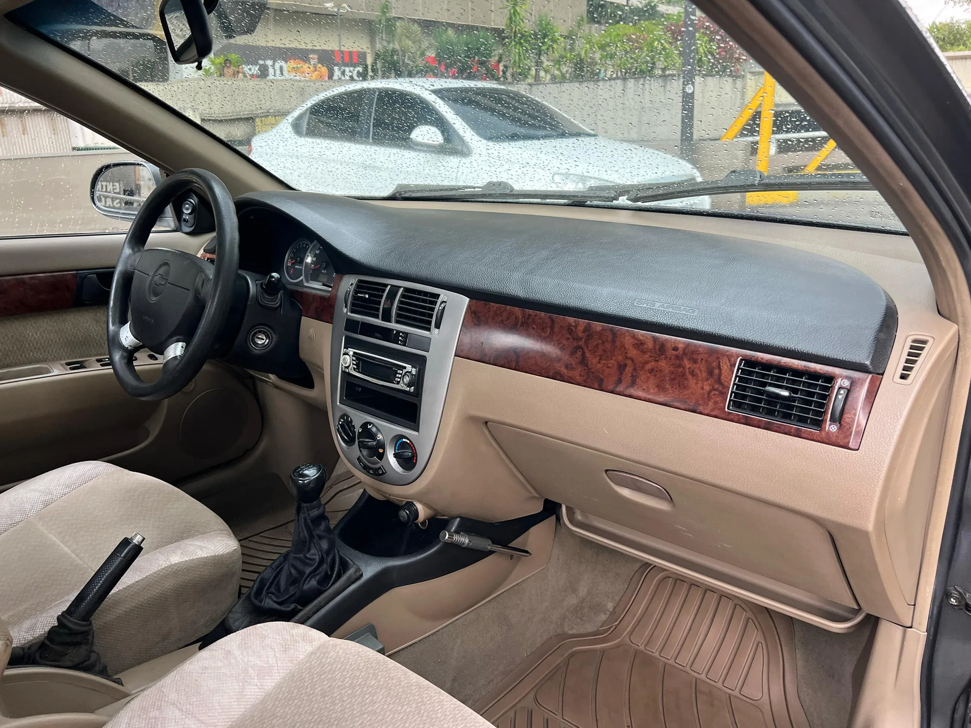Sedán Chevrolet Optra 2008 en Caracas — foto 7