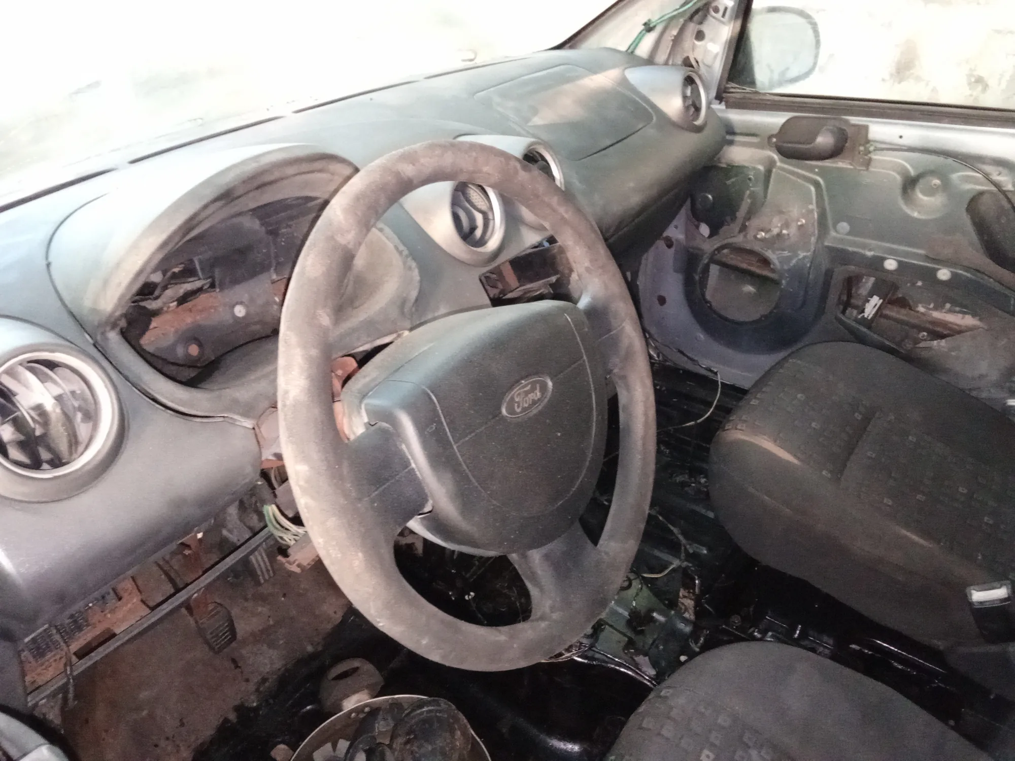 VENTA DE REPUESTOS Sedán Ford Fiesta 2005 Power en Villa Rosa — foto 5