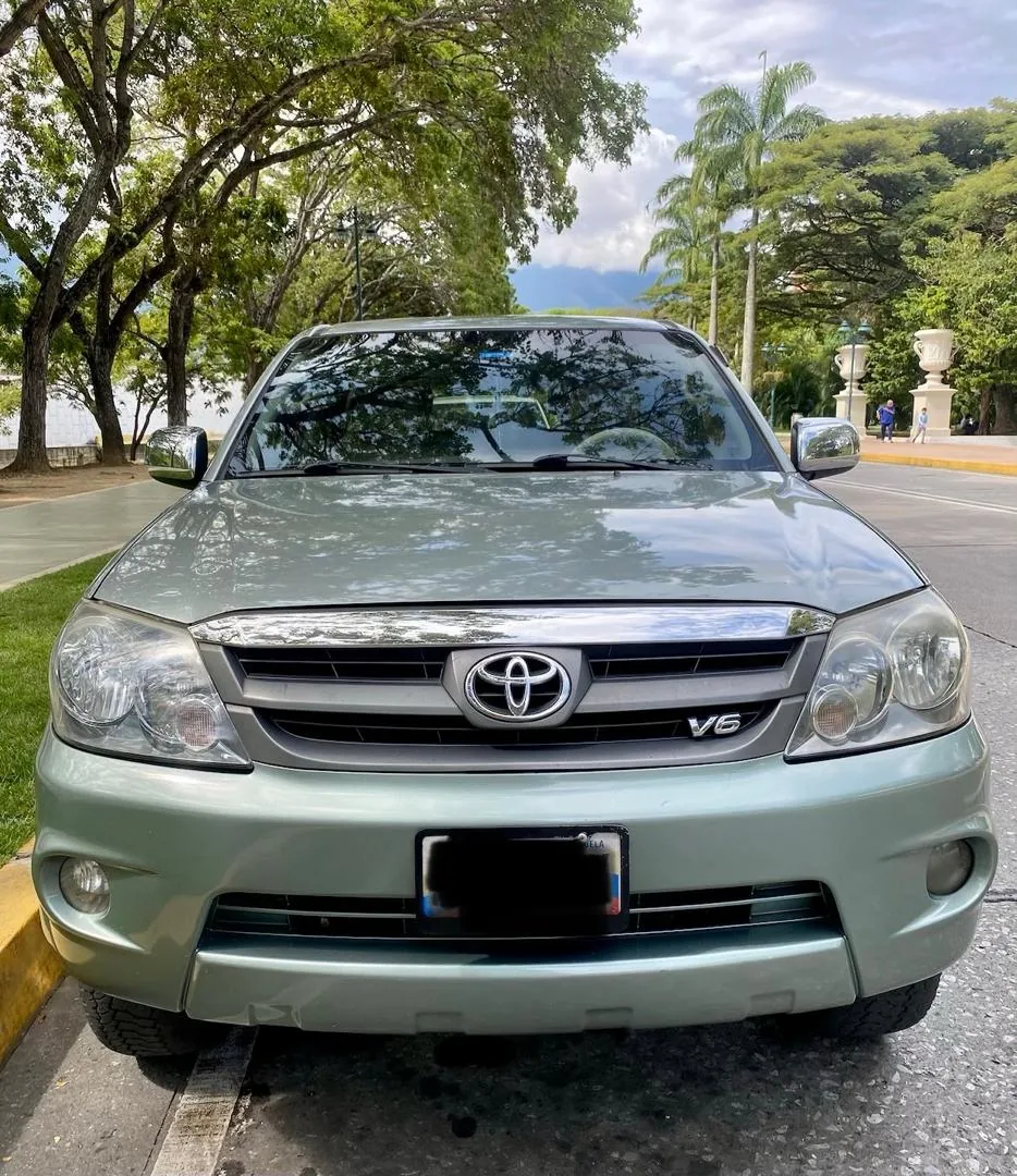 Camioneta Toyota Fortuner 2027 SR5 en Caracas
