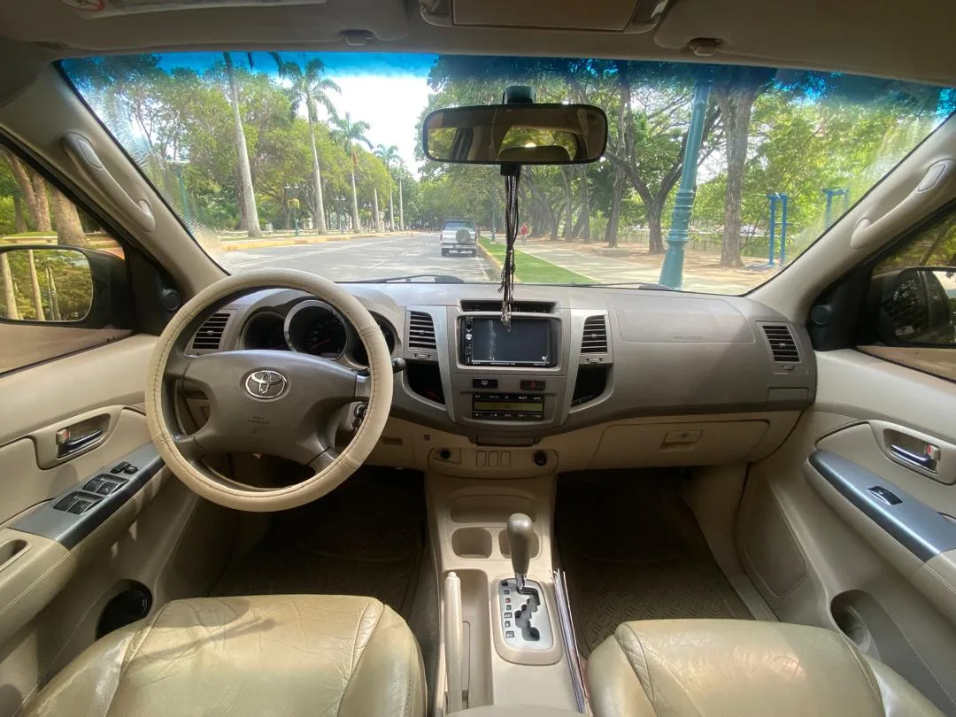 Camioneta Toyota Fortuner 2027 SR5 en Caracas — foto 2