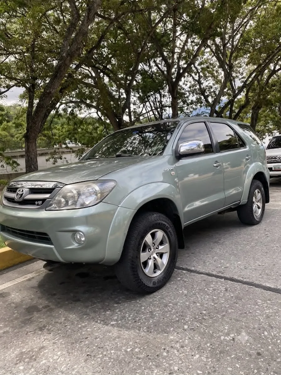 Camioneta Toyota Fortuner 2027 SR5 en Caracas — foto 4