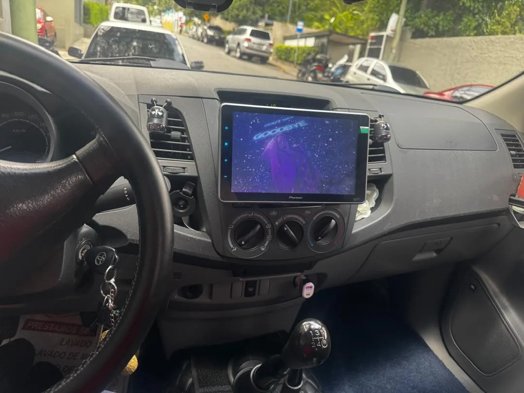 Camioneta Toyota Hilux 2011 2.7 sinconica en Chacao, Caracas — foto 5