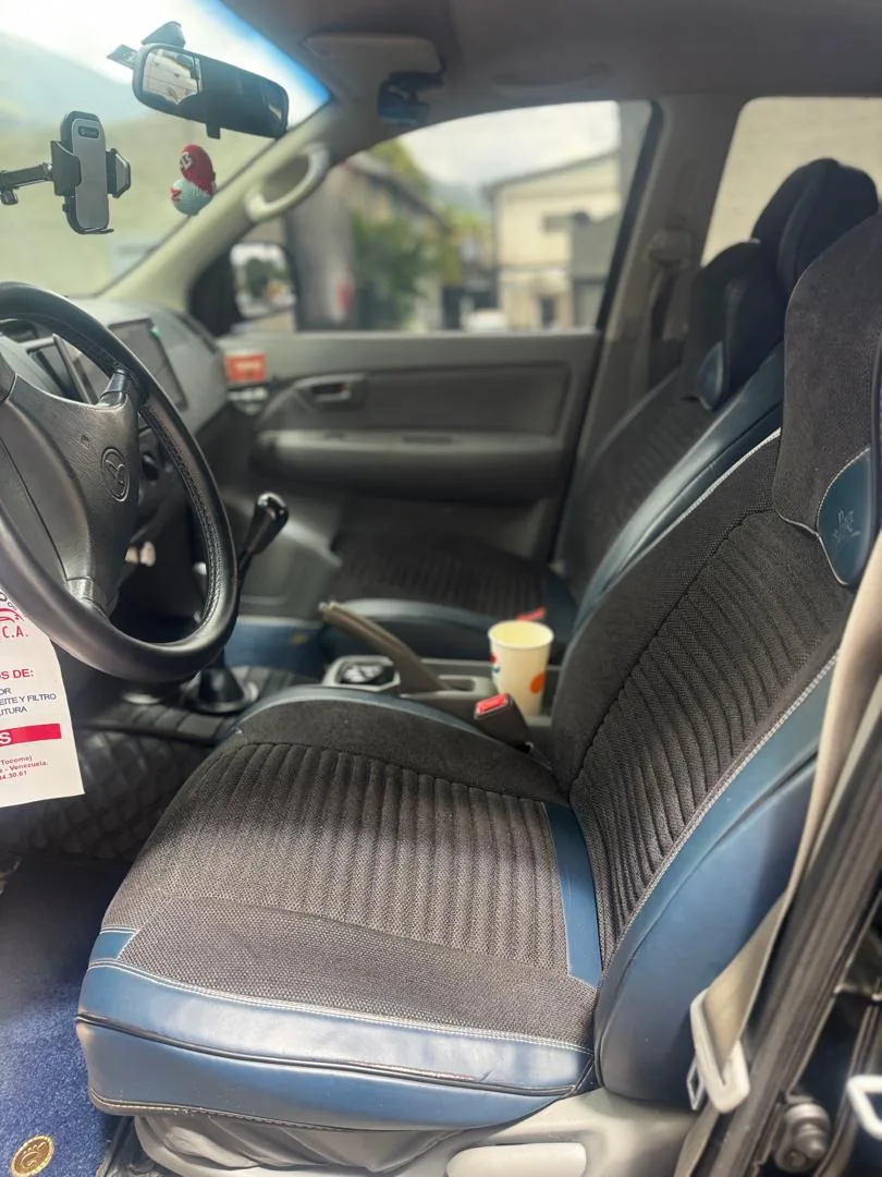 Camioneta Toyota Hilux 2011 2.7 sinconica en Chacao, Caracas — foto 7