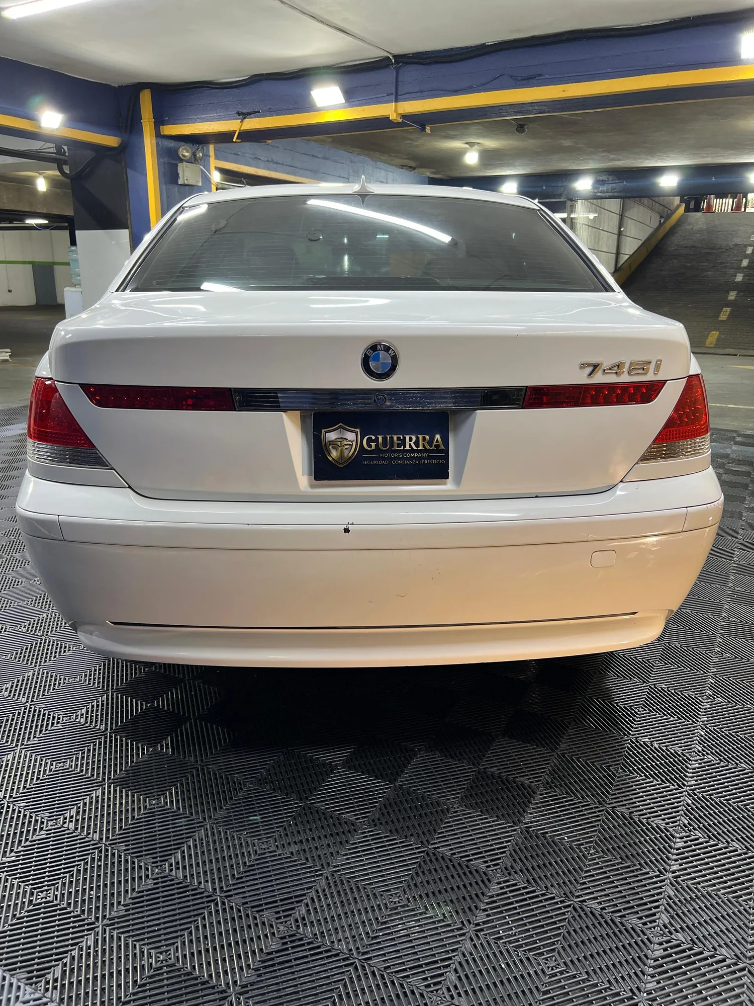 Sedán BMW 745i 2003 en Caracas — foto 2