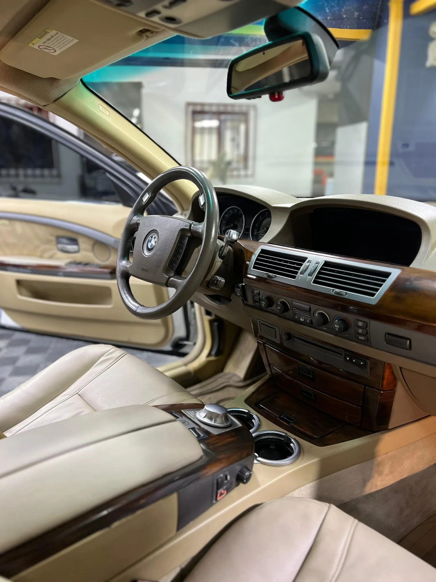Sedán BMW 745i 2003 en Caracas — foto 3