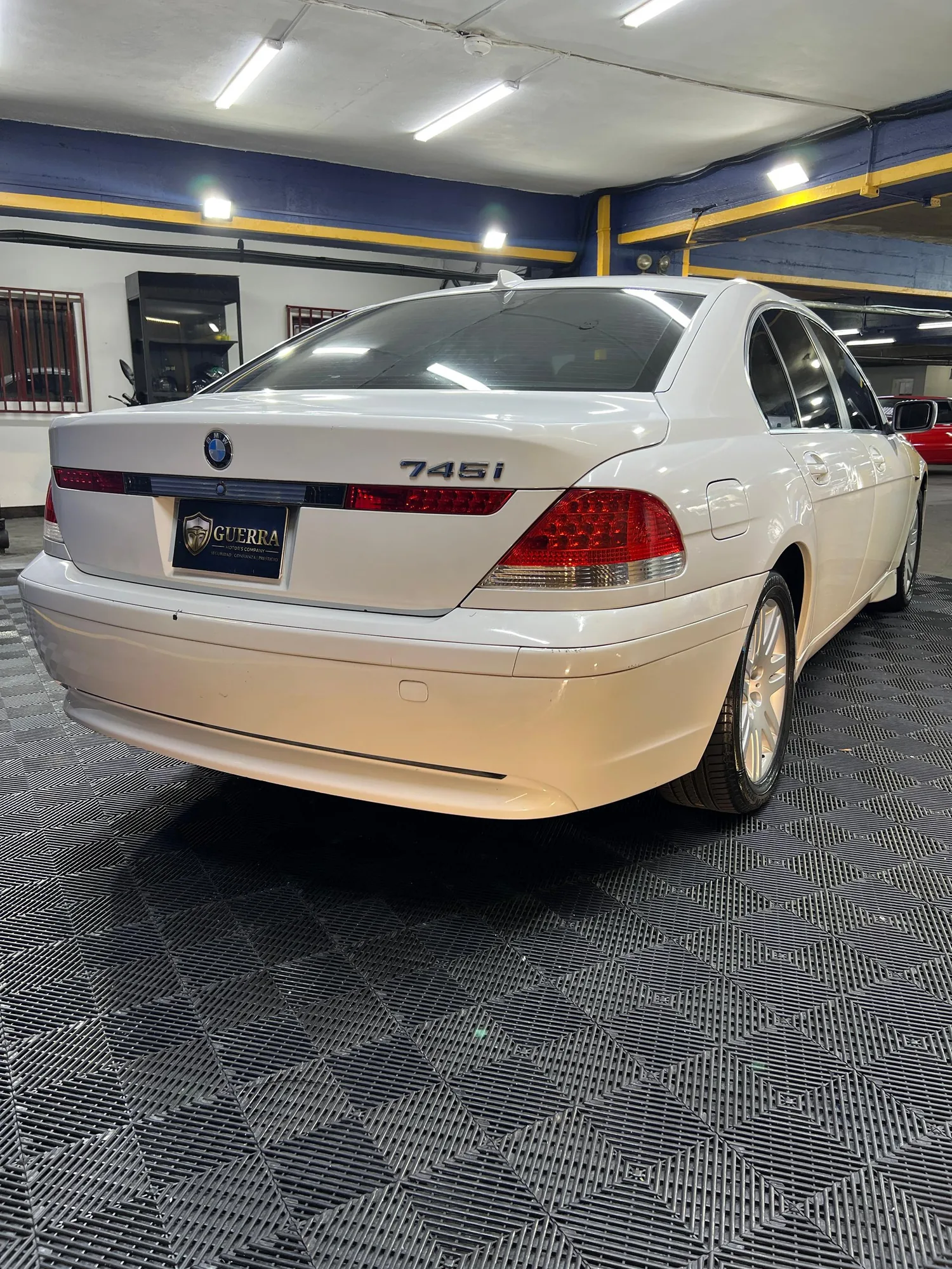 Sedán BMW 745i 2003 en Caracas — foto 5