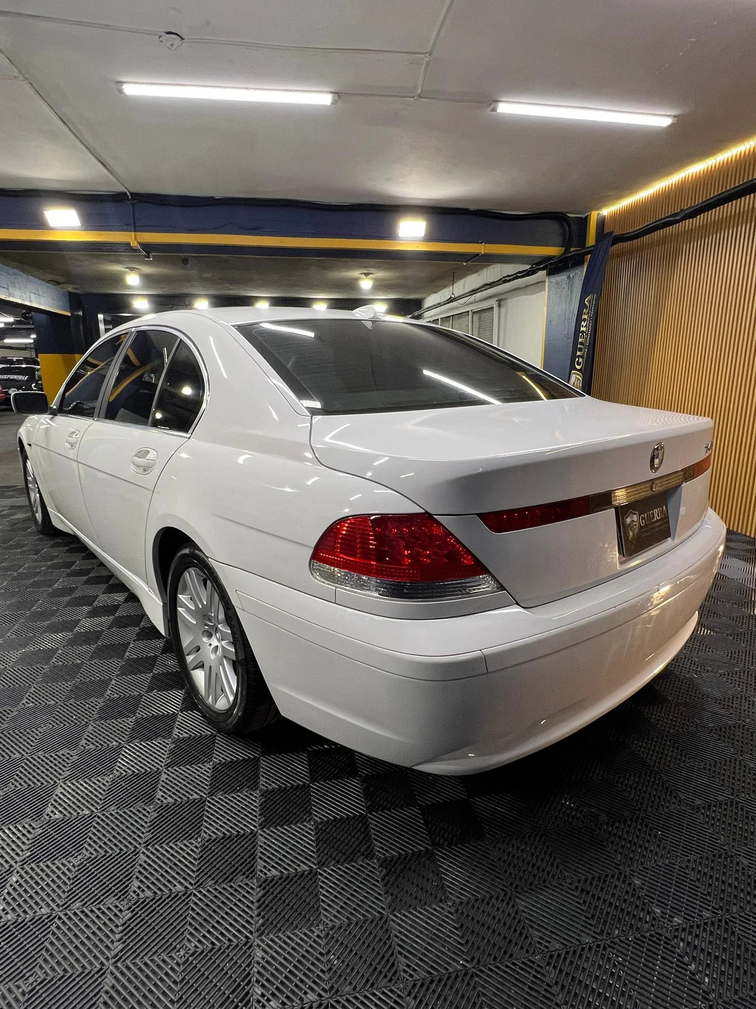 Sedán BMW 745i 2003 en Caracas — foto 6