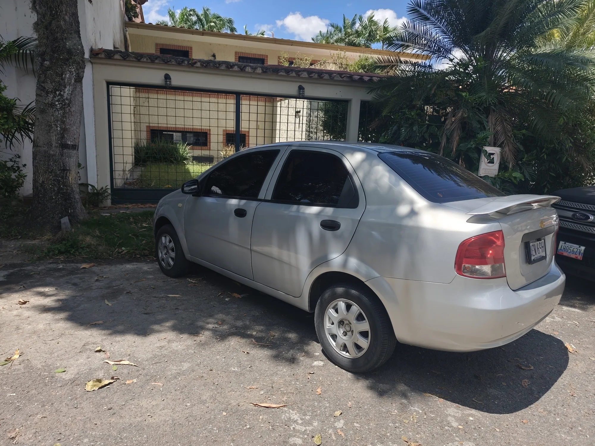 Sedán Chevrolet Aveo 2005 en Caracas — foto 5