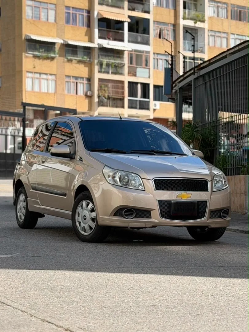 Hatchback Chevrolet Aveo 2013 en Caracas — foto 3