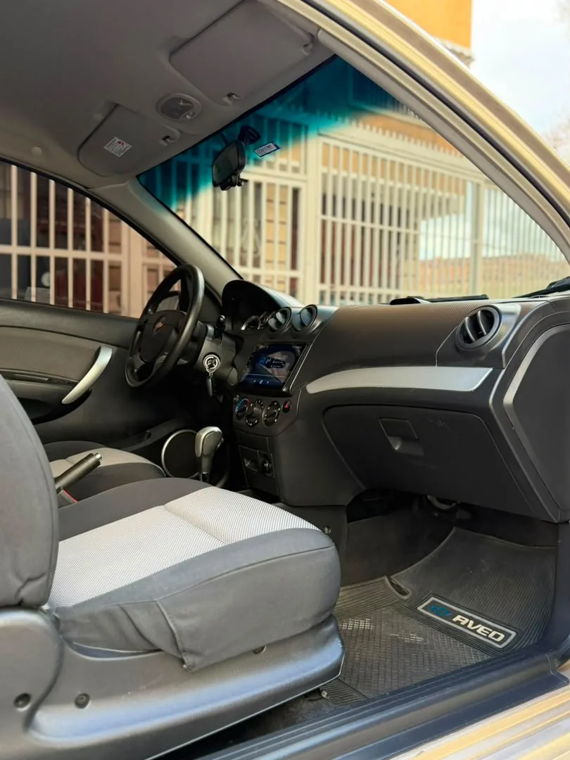 Hatchback Chevrolet Aveo 2013 en Caracas — foto 4