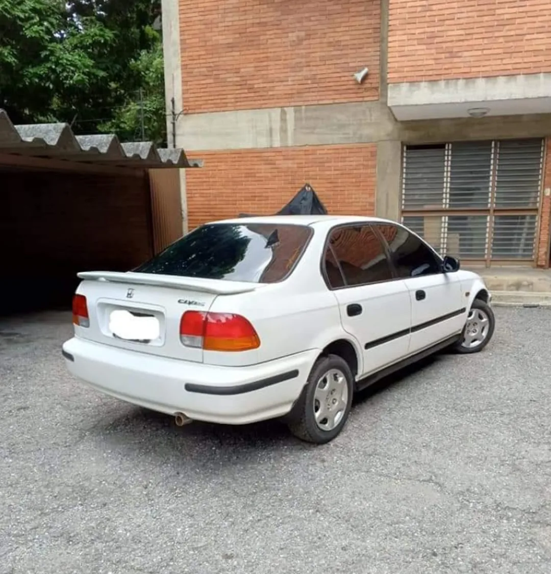 Sedán Honda Civic 1998 en Caracas — foto 4