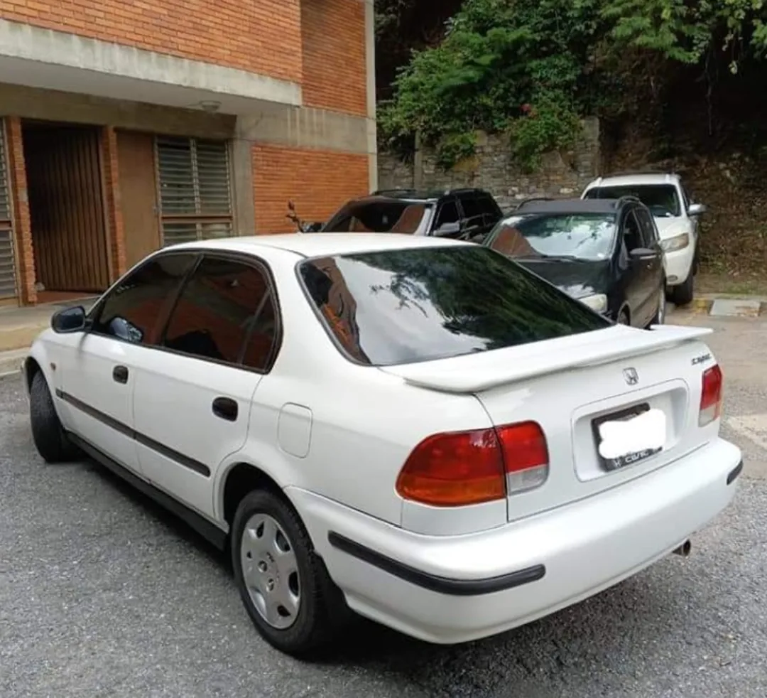 Sedán Honda Civic 1998 en Caracas — foto 5
