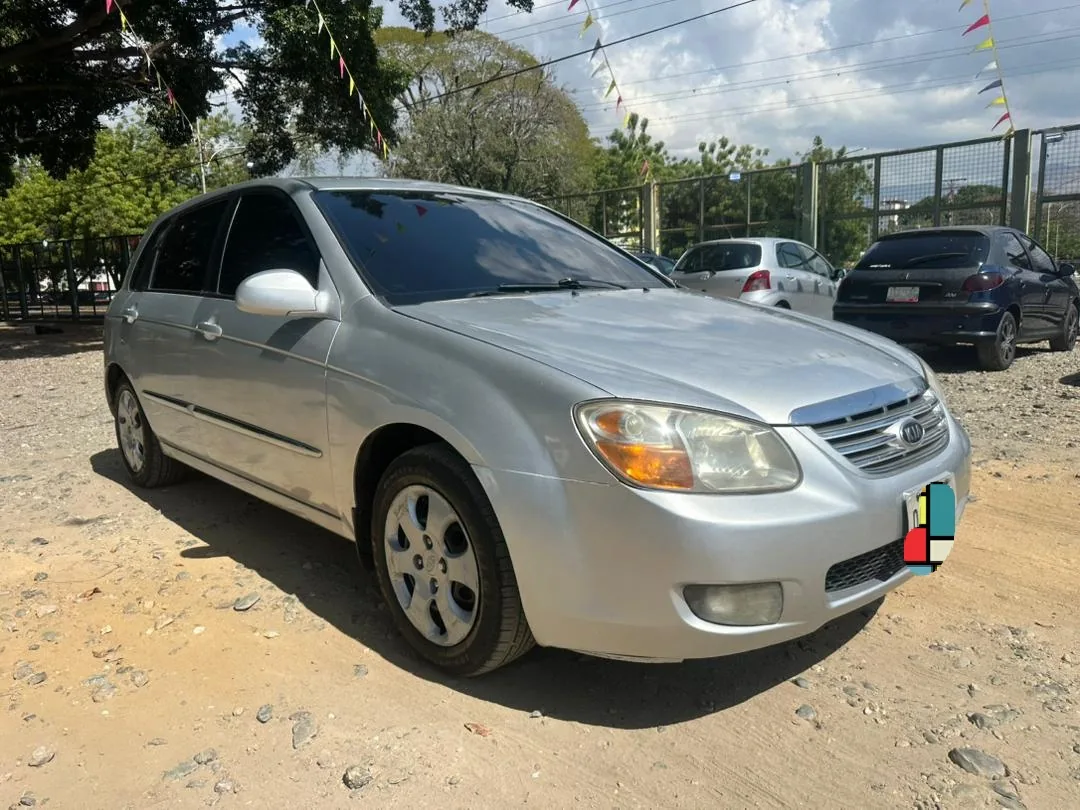 Sedán Kia Cerato 2007 en Maracay — foto 5