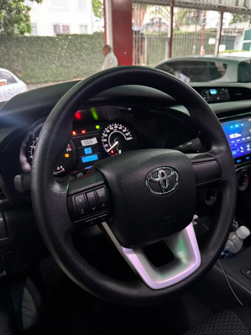 Camioneta Toyota Hilux 2026 en Caracas — foto 9