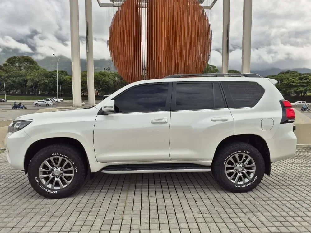 SUV Toyota Land Cruiser 2020 VX en Caracas — foto 3