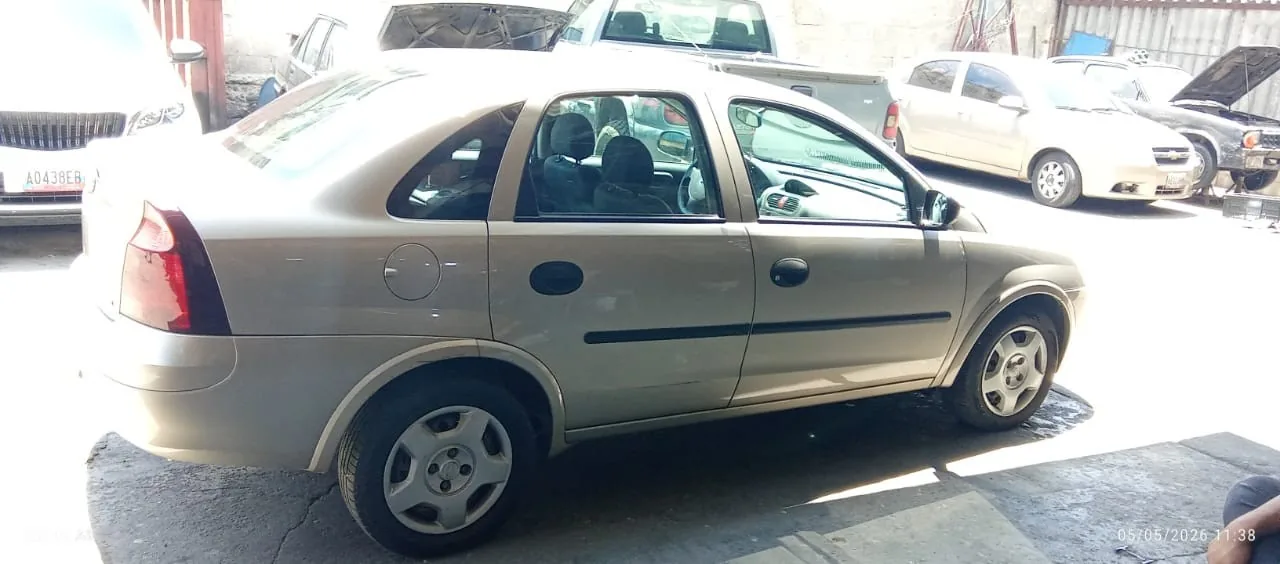 Sedán Chevrolet Corsa 2011 en Caracas — foto 2