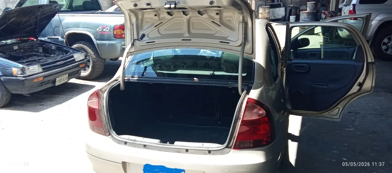 Sedán Chevrolet Corsa 2011 en Caracas — foto 9