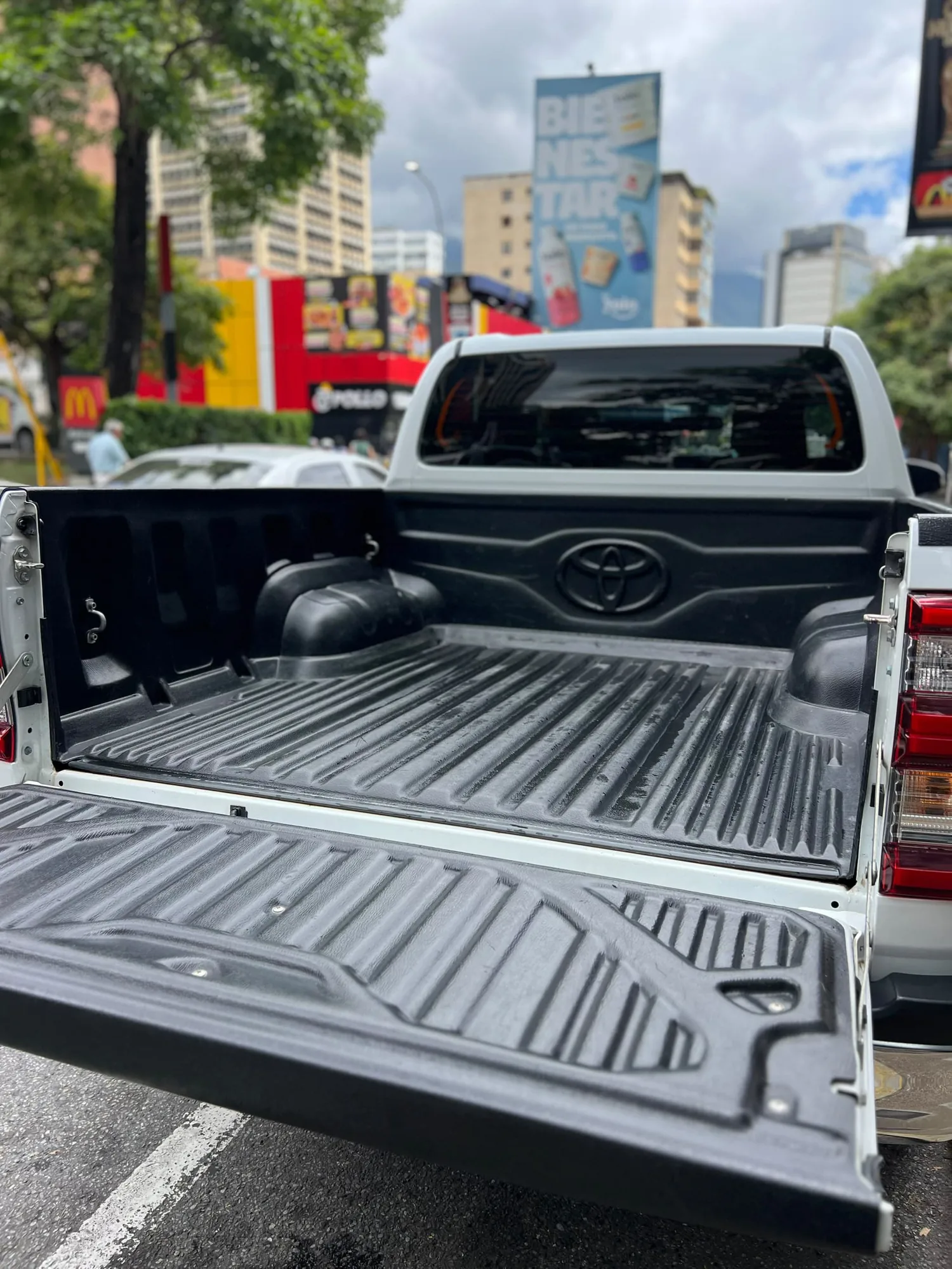 Pickup Toyota Hilux 2023 SRX en Caracas — foto 4