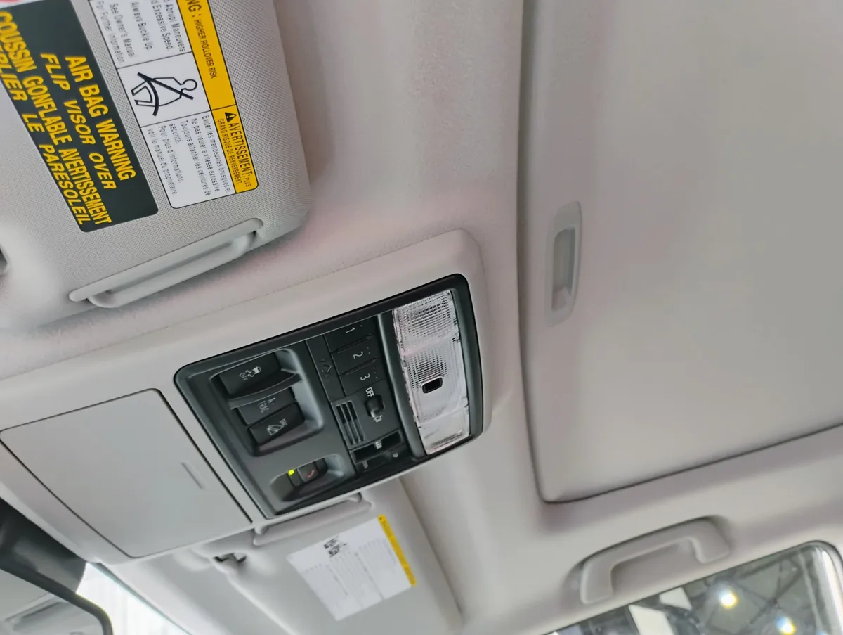 2023 Camioneta toyota 4runner blanco6